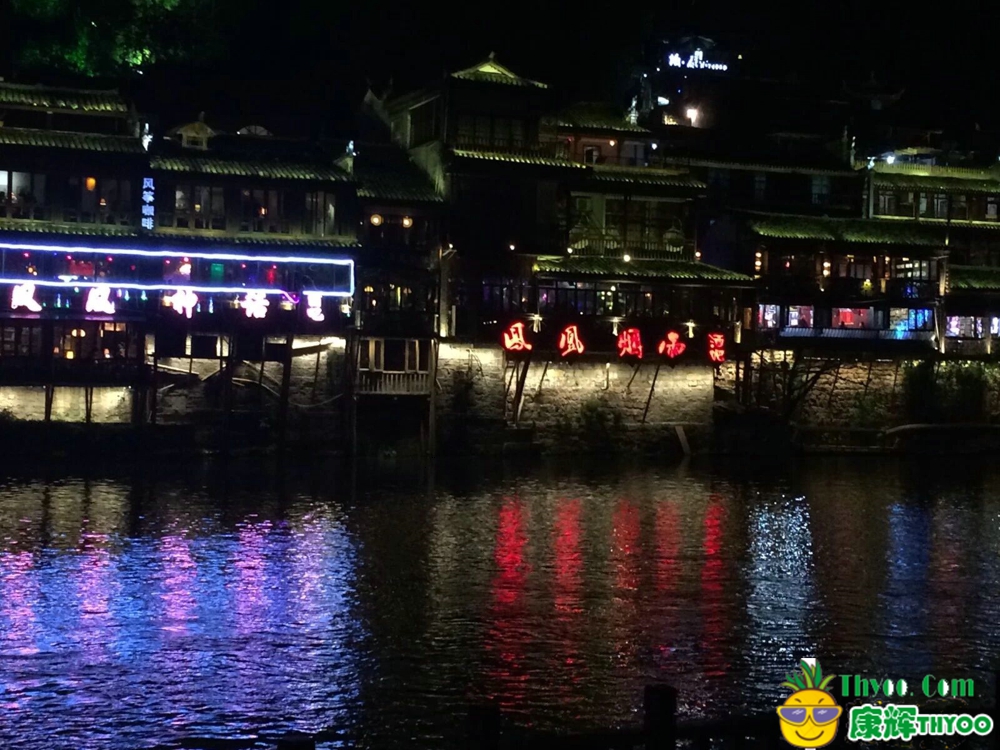 張家界、鳳凰古城\鳳凰古城夜景1-康輝旅游-蔡曉欣供圖