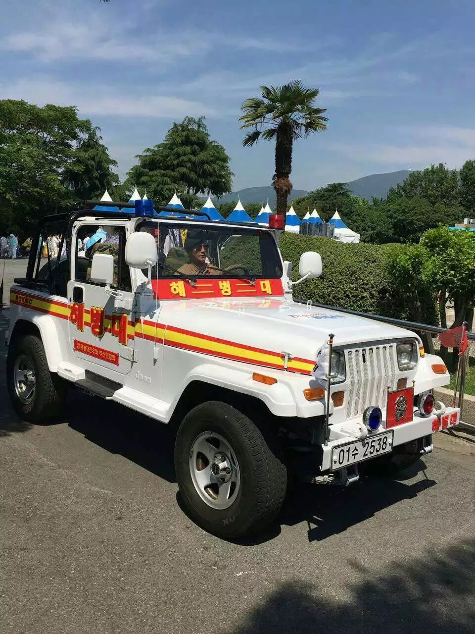 韓國首爾公園偶遇韓國海軍陸戰(zhàn)隊車巡邏